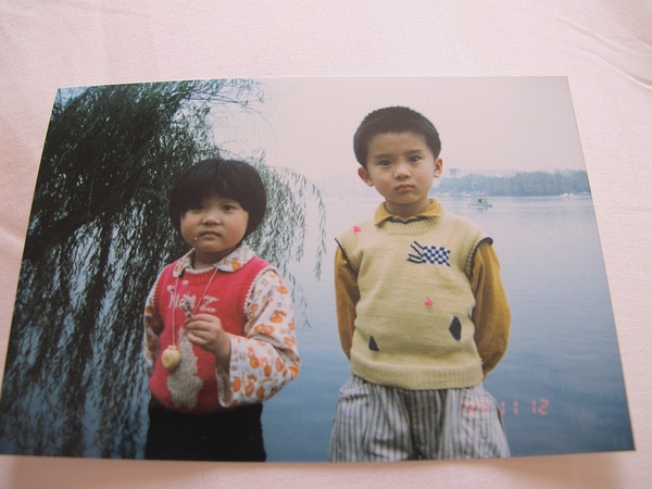 左边是我5岁的时候！右边是我表哥啦！在比谁眼睛大orz