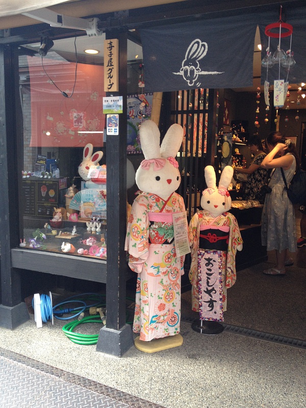 去银阁寺路上有家非常萌的以兔子为主题的和风小物手信店